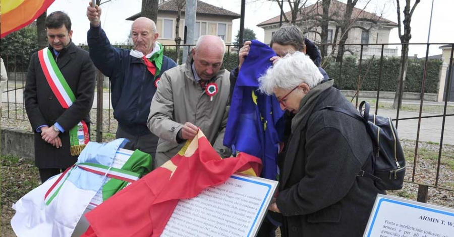 Un momento intenso. La cerimonia nel parco Alcide De Gasperi Orzinuovi. 