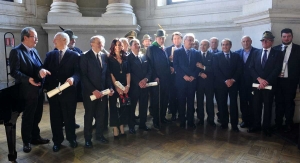 Il gruppo degli insigniti insieme alle autorità